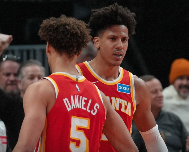 开云网站-升第八！老鹰大胜雄鹿豪取9连胜 杰伦23+10+12麦科勒姆30+7三分